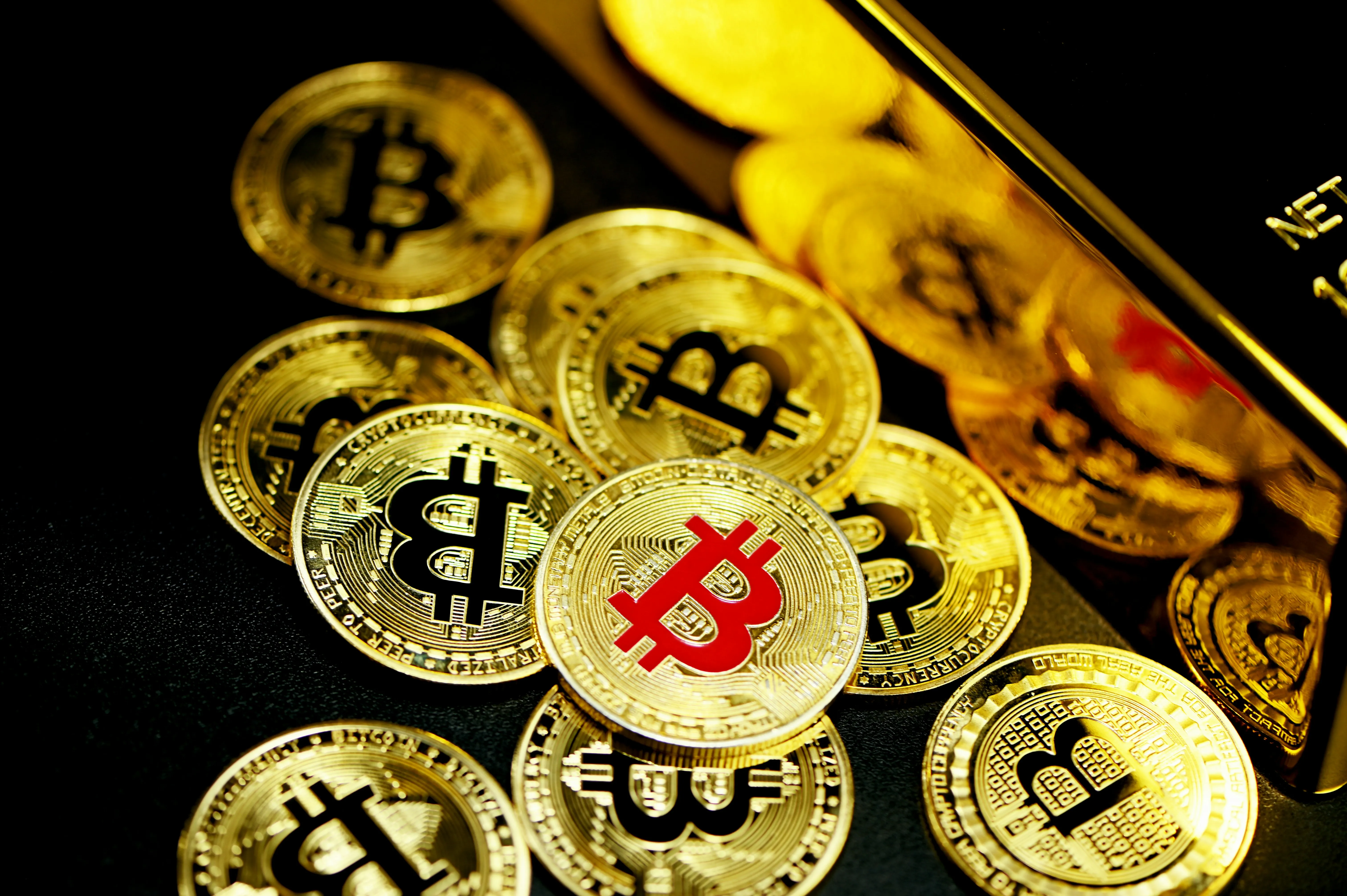 Hình ảnh đồng hồ và cá, biểu thị việc chọn thời điểm vàng để săn cá trong trò chơi bắn cá trực tuyến.